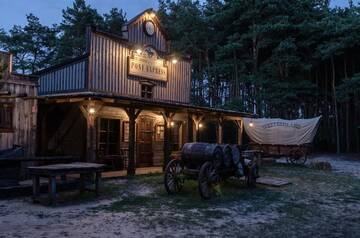 Фотографии Комплексы для отдыха с коттеджами/бунгало Westernland г. Józefów (Польша) №2 Фото Комплексы для отдыха с коттеджами/бунгало Westernland г. Józefów 2